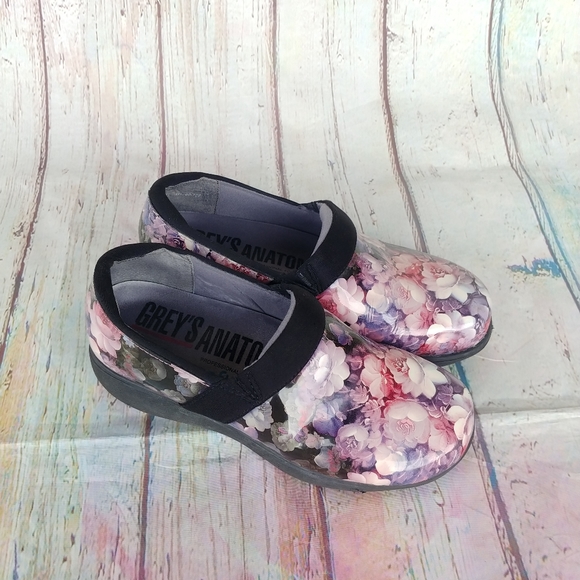 GREYS ANATOMY | Pink Floral Softwalk Nurse Clogs - Picture 3 of 13